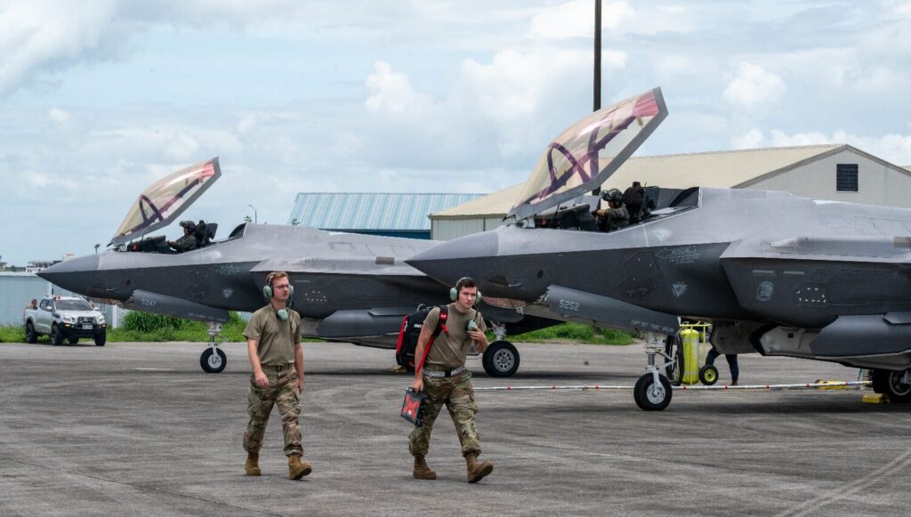 2機の戦闘機が駐機中の空軍基地