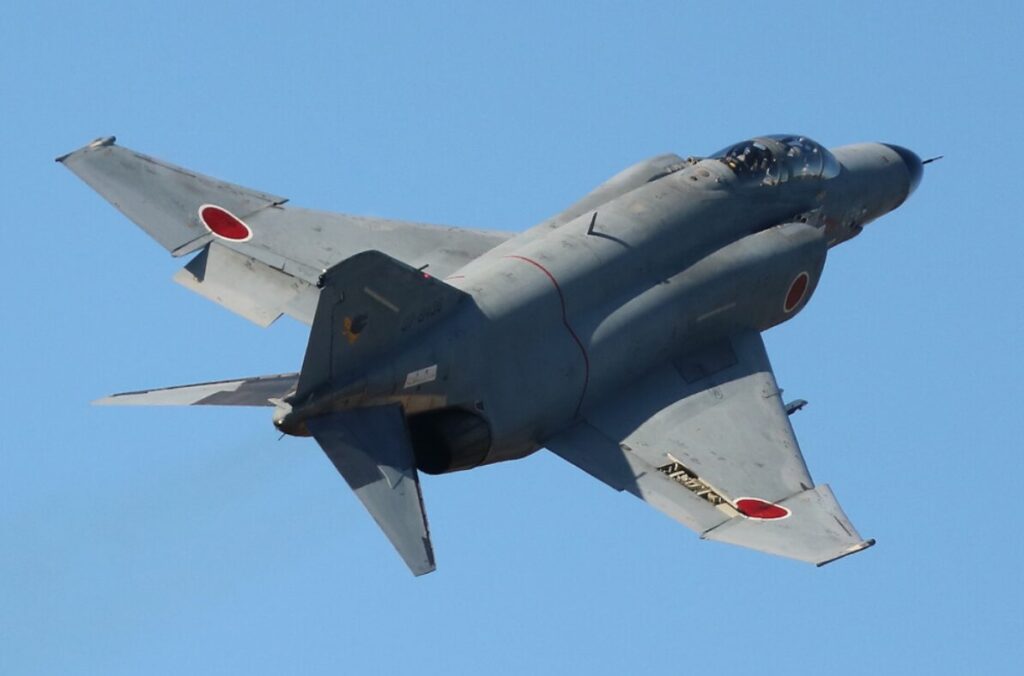 上昇して行く戦闘機