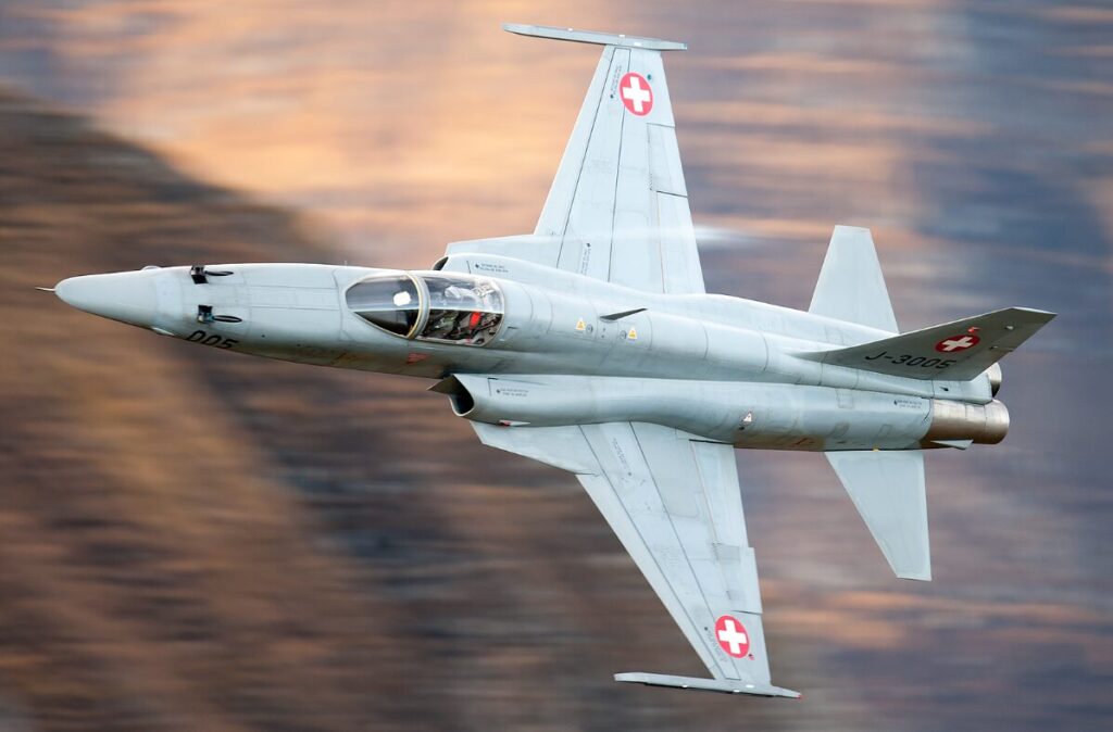 高速飛行中の戦闘機