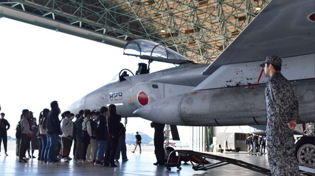 戦闘機を見学する高校生たち