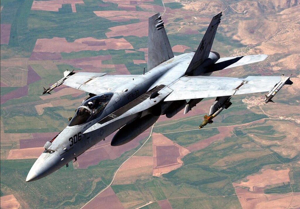 穀倉地帯上空を飛行する戦闘機