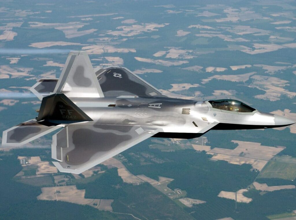 飛行中の戦闘機