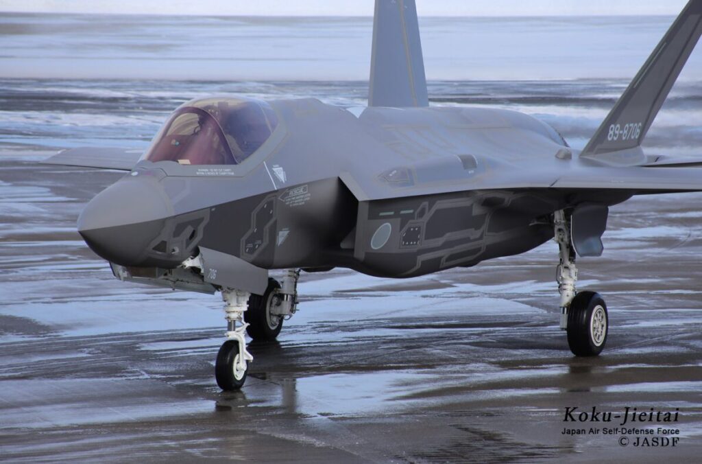 濡れた滑走路に駐機中の戦闘機