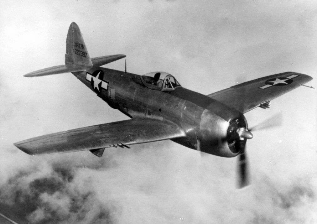 雲の上を飛行するレシプロ戦闘機