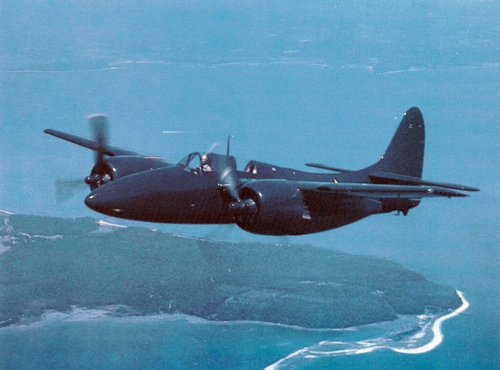 飛行中のレシプロ双発戦闘機