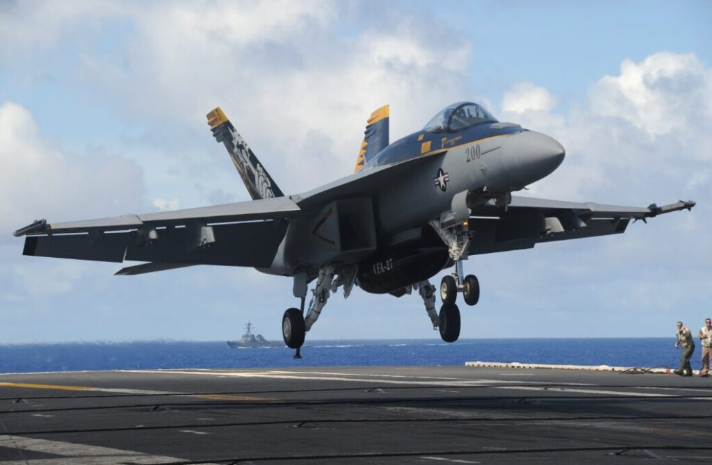 空母に着艦する戦闘機