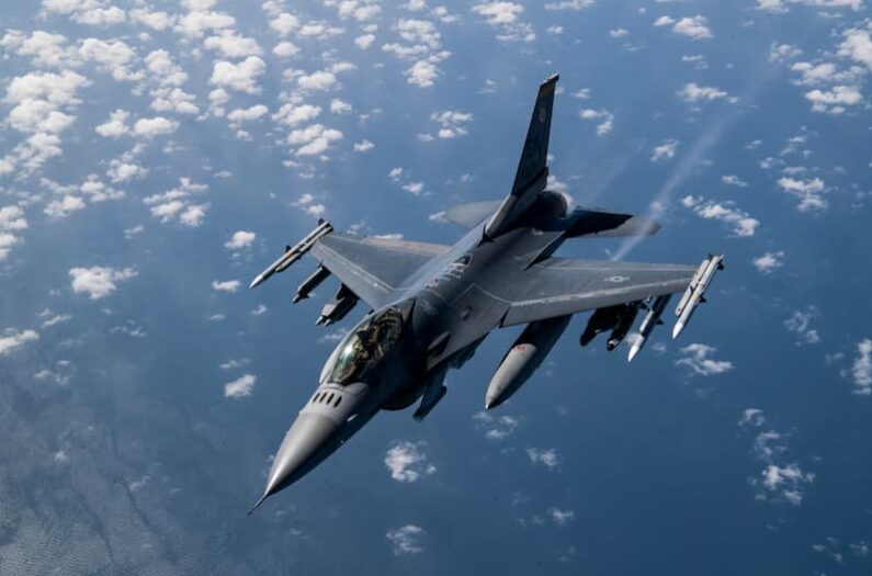飛行中の戦闘機