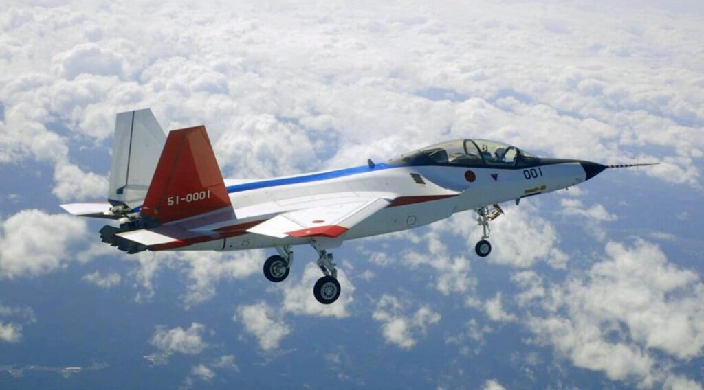 雲の上を飛行する戦闘機の試験機