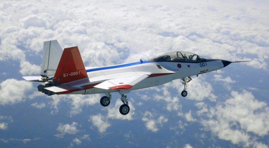 雲の上を飛行する戦闘機