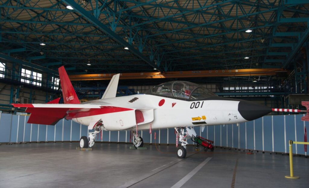 格納庫で保管される戦闘機