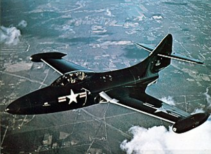 飛行中のジェット戦闘機