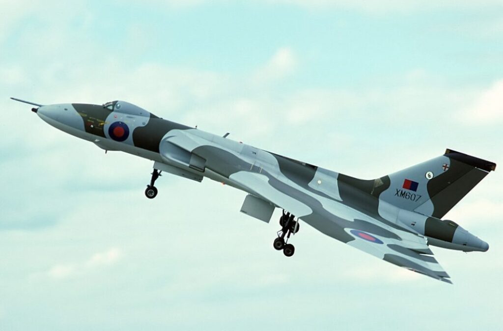 上昇するジェット爆撃機