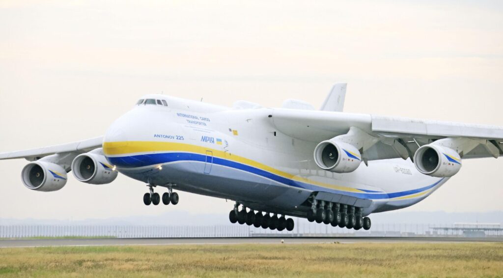 離陸する超大型輸送機
