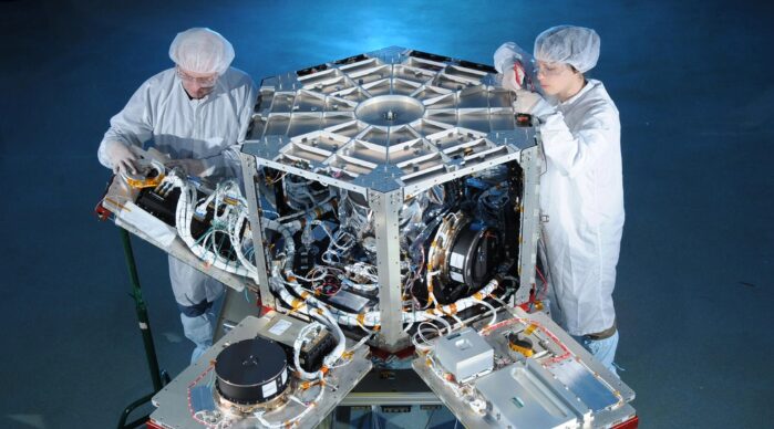 人工衛星を組み立てる作業員