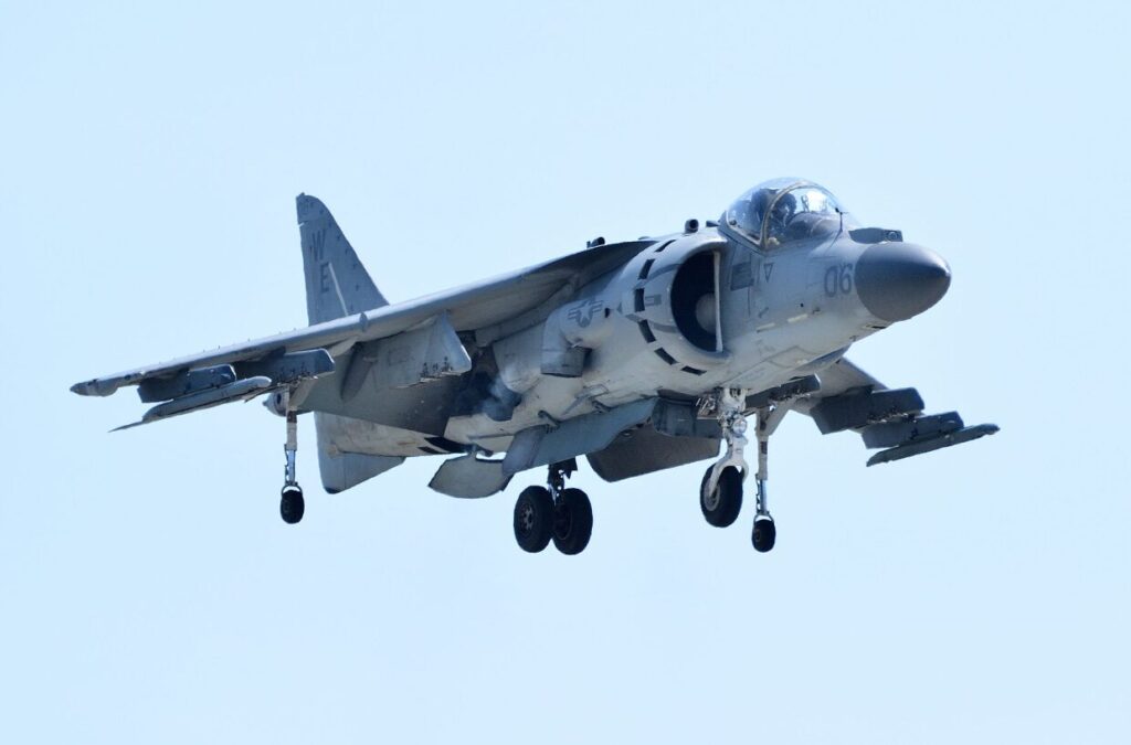 垂直着陸する戦闘機