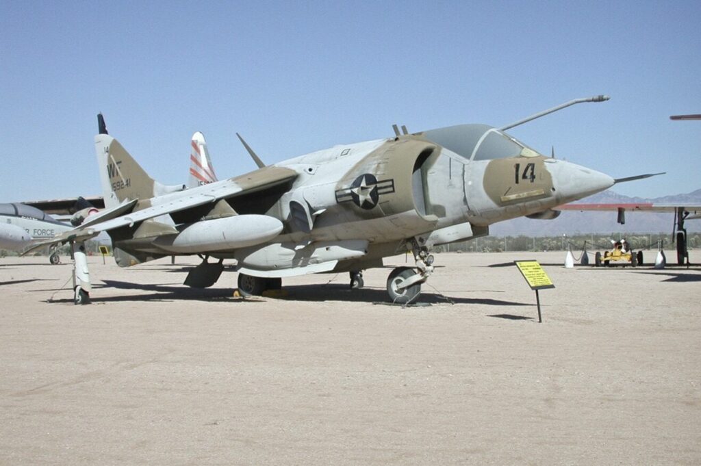 駐機中の戦闘機