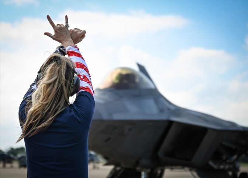 戦闘機を誘導する女性誘導員