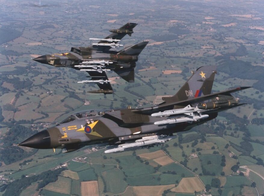 2機編隊で飛行するフル装備の戦闘機