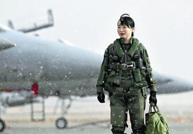 戦闘機から降りた女性パイロット