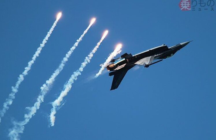フレアを放出する戦闘機