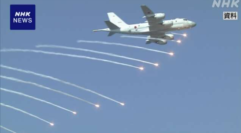 フレアを放出する自衛隊機