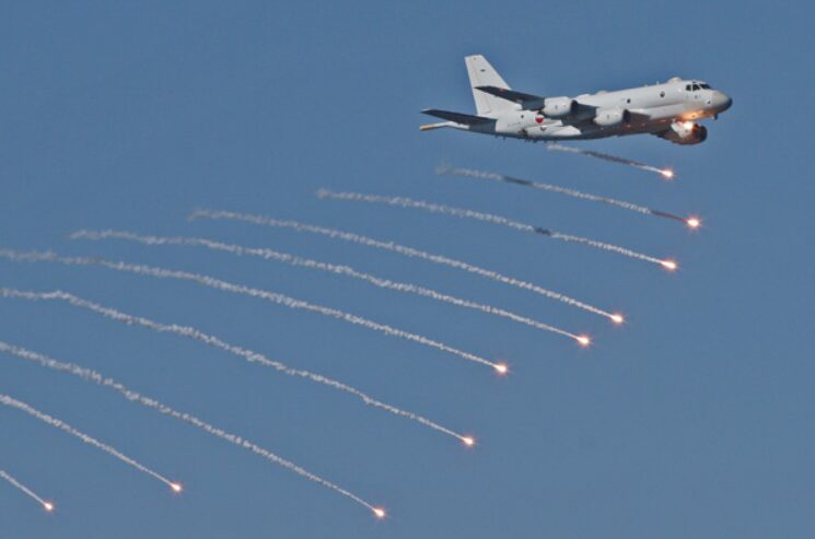 フレアを放出する自衛隊機