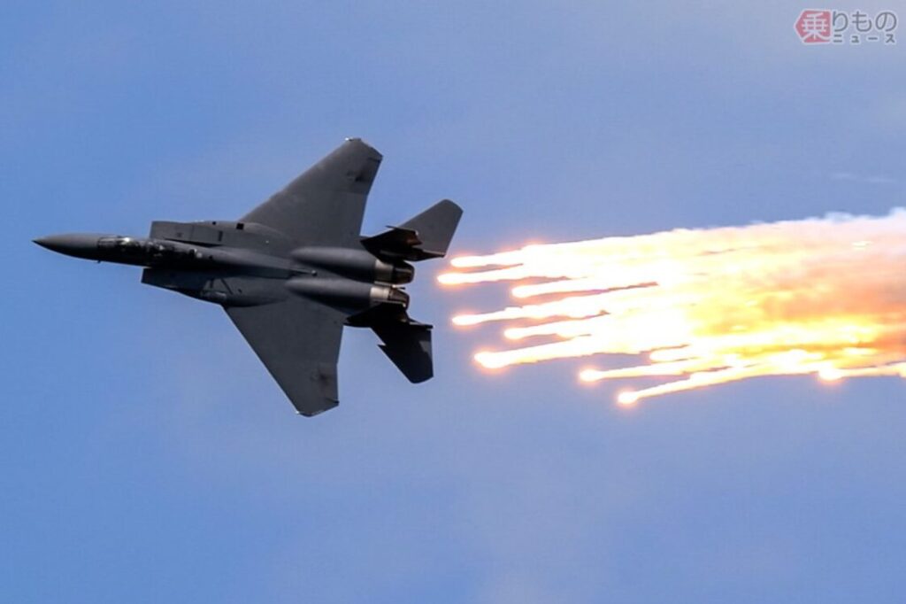 フレアを放出する戦闘機