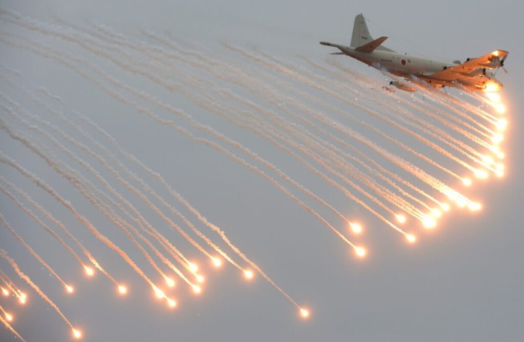 フレアを放出する軍用機
