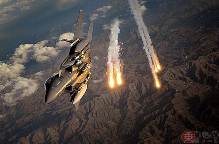 フレアを放出する戦闘機