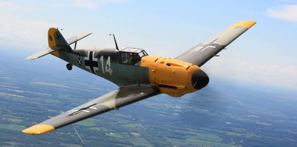 森林の上空を飛行するレシプロ戦闘機