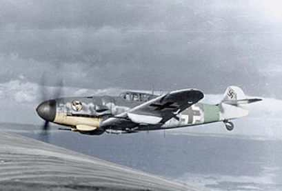 飛行中のレシプロ戦闘機