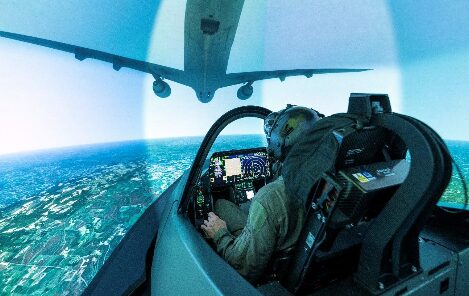 戦闘機の飛行シミュレーション中のパイロット