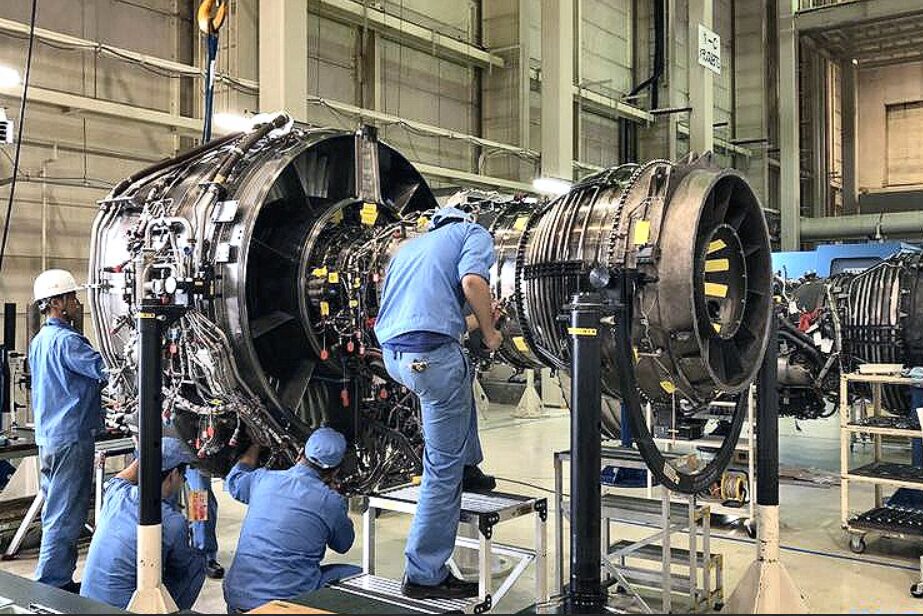 航空機のエンジンを製作中の作業員たち