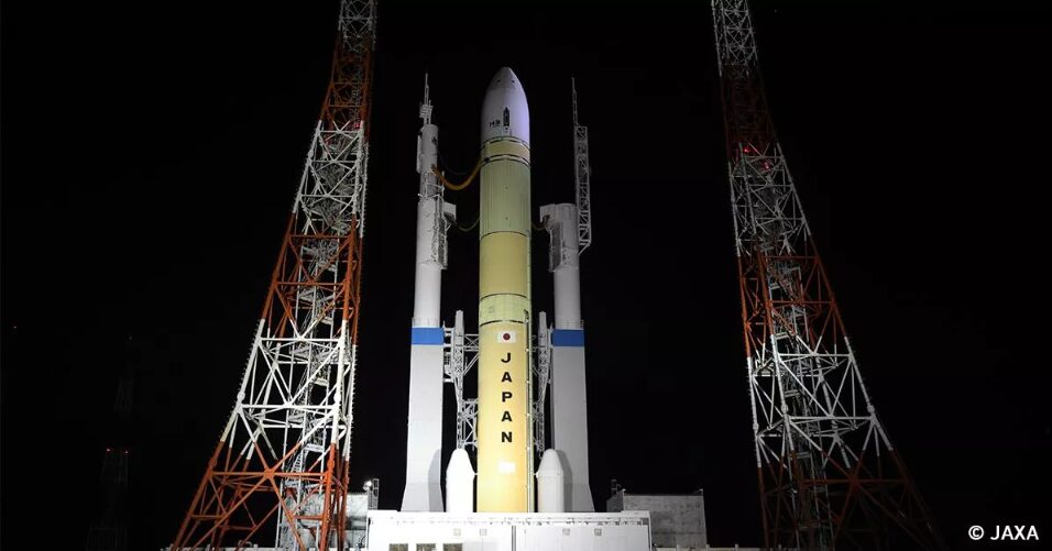 夜のライトに浮かび上がる打ち上げ前のロケット