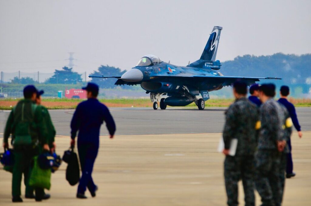 駐機中の戦闘機に向かうパイロットたち