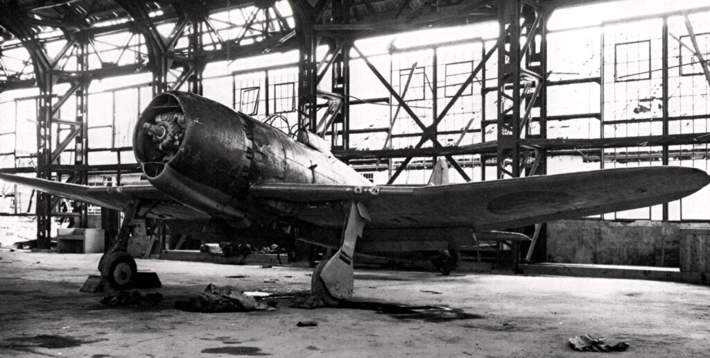 格納庫に保管中のレシプロ戦闘機