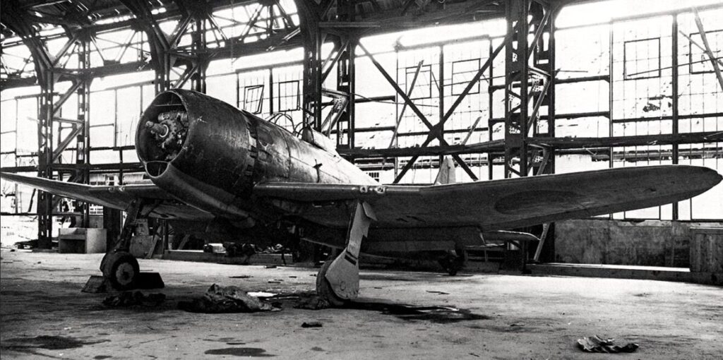 格納庫で分解整備中のレシプロ戦闘機
