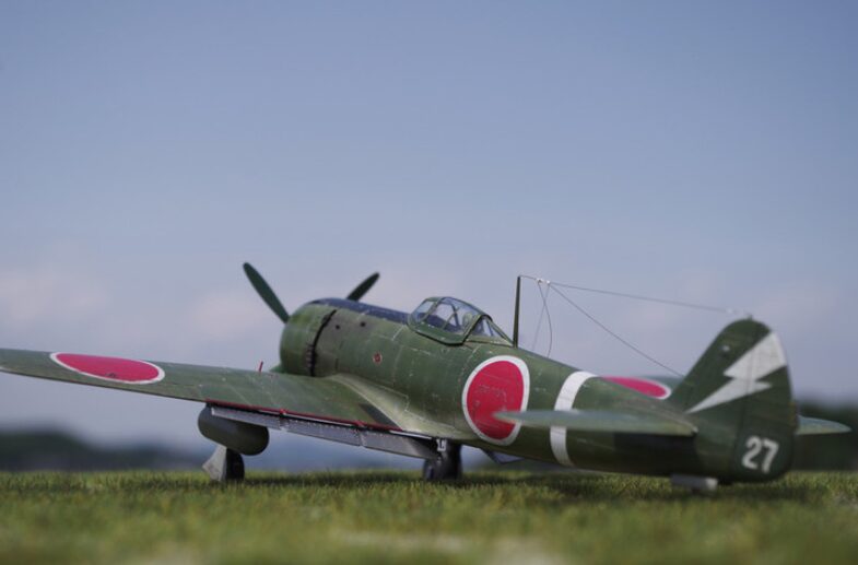 駐機中のレシプロ戦闘機模型