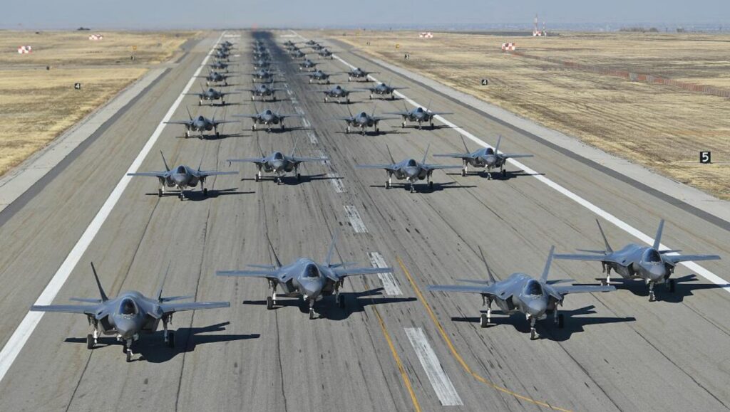 滑走路に整列中の戦闘機