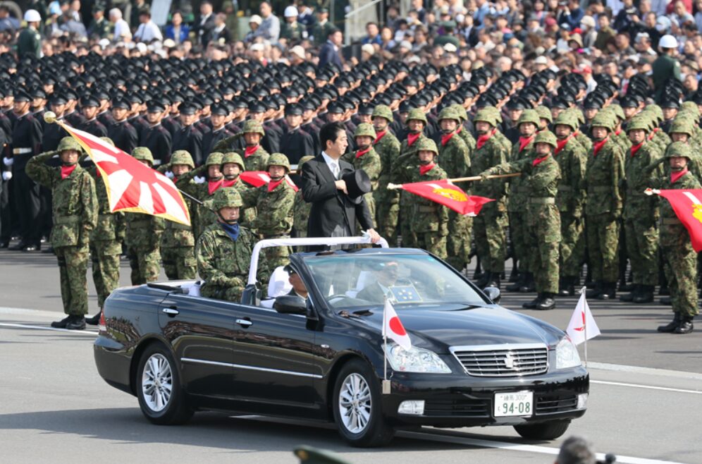 自衛隊記念日の式典をオープンカーで観閲する首相