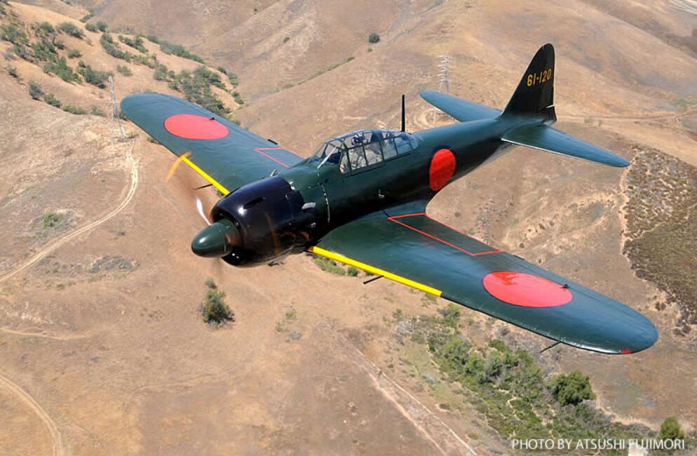 砂漠の上空を飛行するレシプロ戦闘機