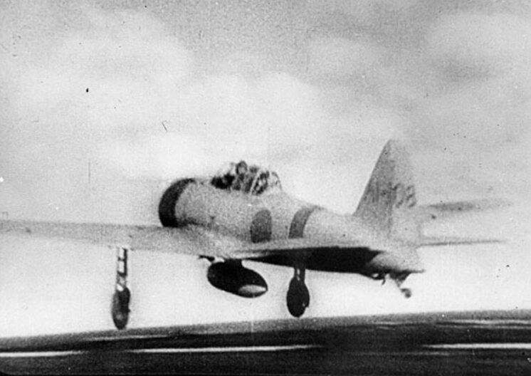 航空母艦から発艦するレシプロ戦闘機