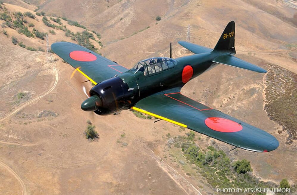 荒野の上空を飛行するレシプロ戦闘機
