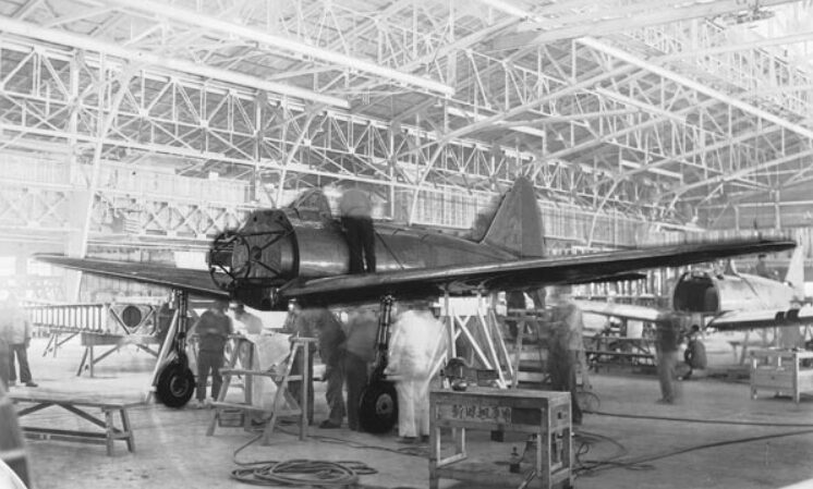 レシプロ戦闘機を製作中の工場