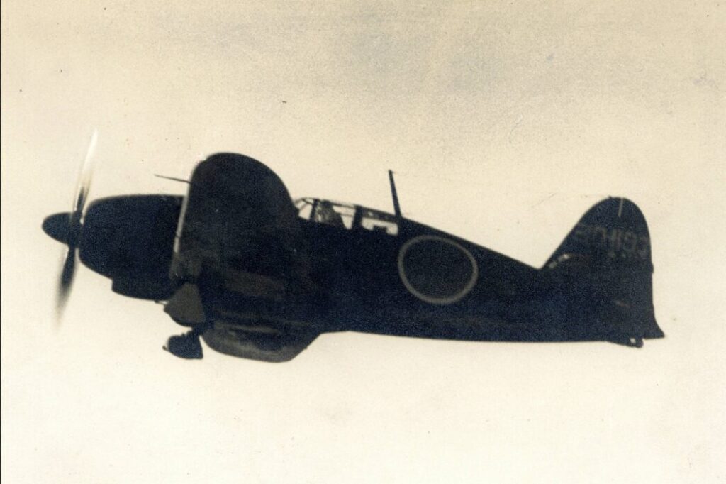 飛行中のレシプロ戦闘機