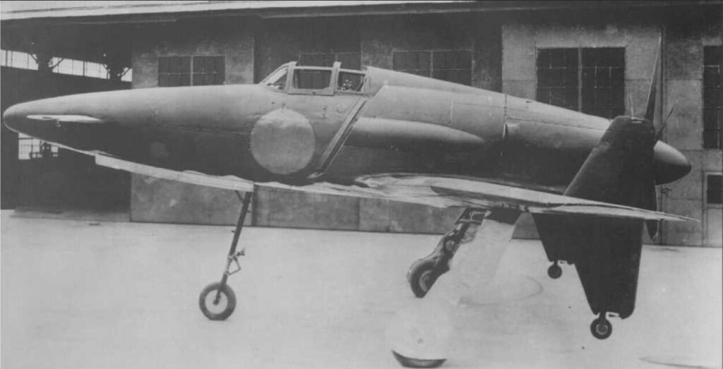 格納庫で保管中のレシプロ戦闘機