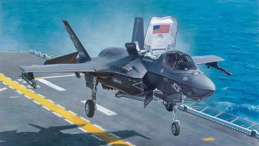 航空母艦に垂直着陸する戦闘機