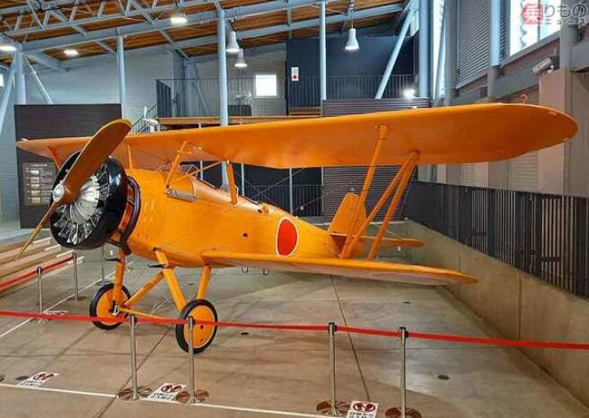 展示中の複葉機