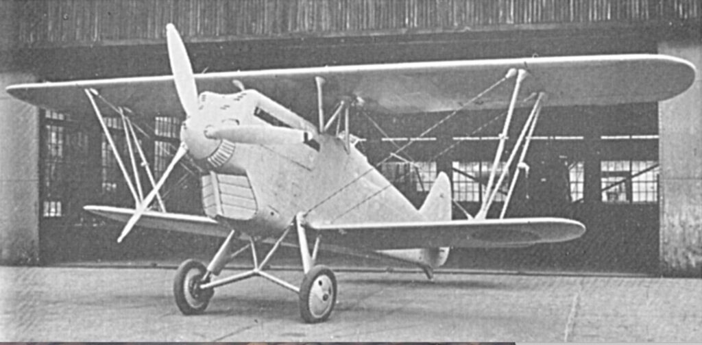 格納庫の前に駐機中の複葉戦闘機