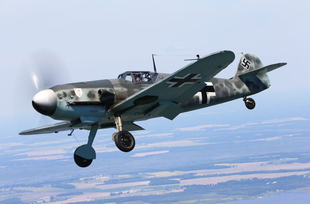 脚をだして着陸態勢の戦闘機